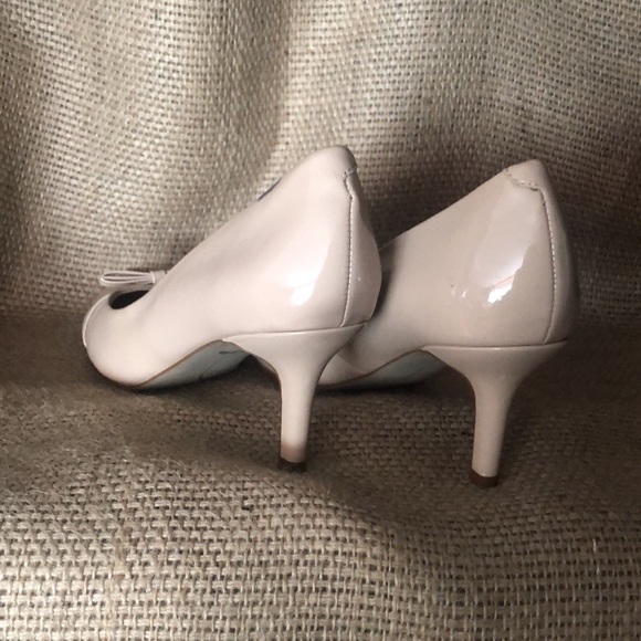 Nine West Tan Heels with Bow - Picture 3 of 3